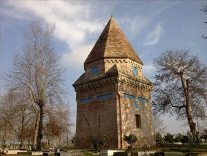نمایی از برج آرامگاهی قرن 9 - روستای چمازکتی