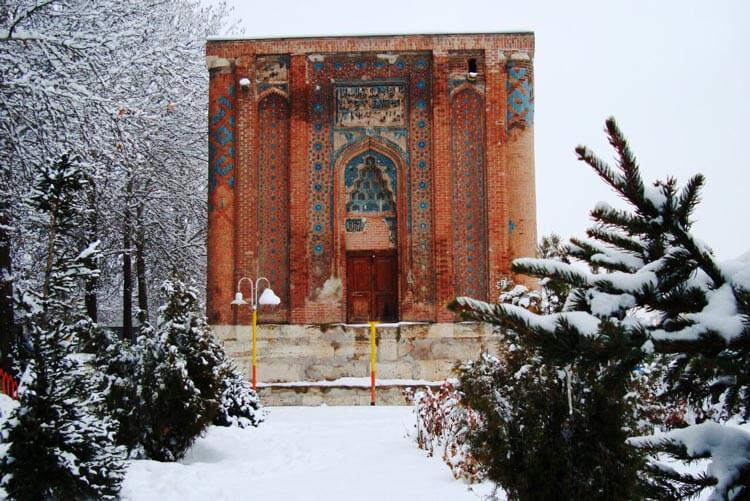 نمایی از برج غفاریه در فصل زمستان 
