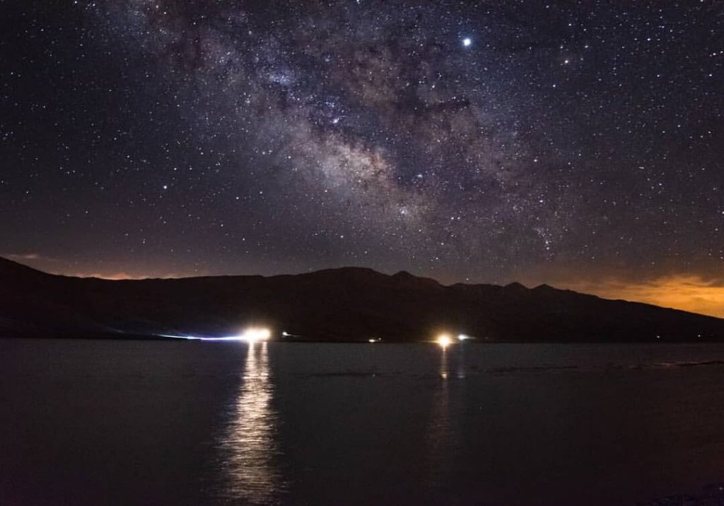 نمایی از آسمان پرستاره دریاچه نئور