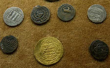 نمونه ای از سکه های دوره ایلخانی در موزه ایلخانی